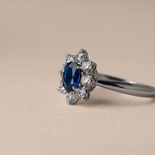 Anello Con Zaffiro Ovale e Diamanti Cierre Gioielli