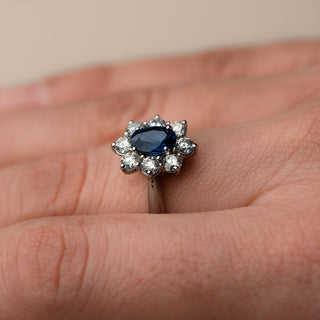 Anello Con Zaffiro Ovale e Diamanti Cierre Gioielli